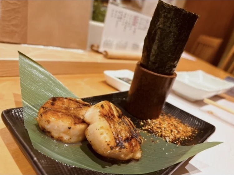Grilled scallops served with nori seaweed